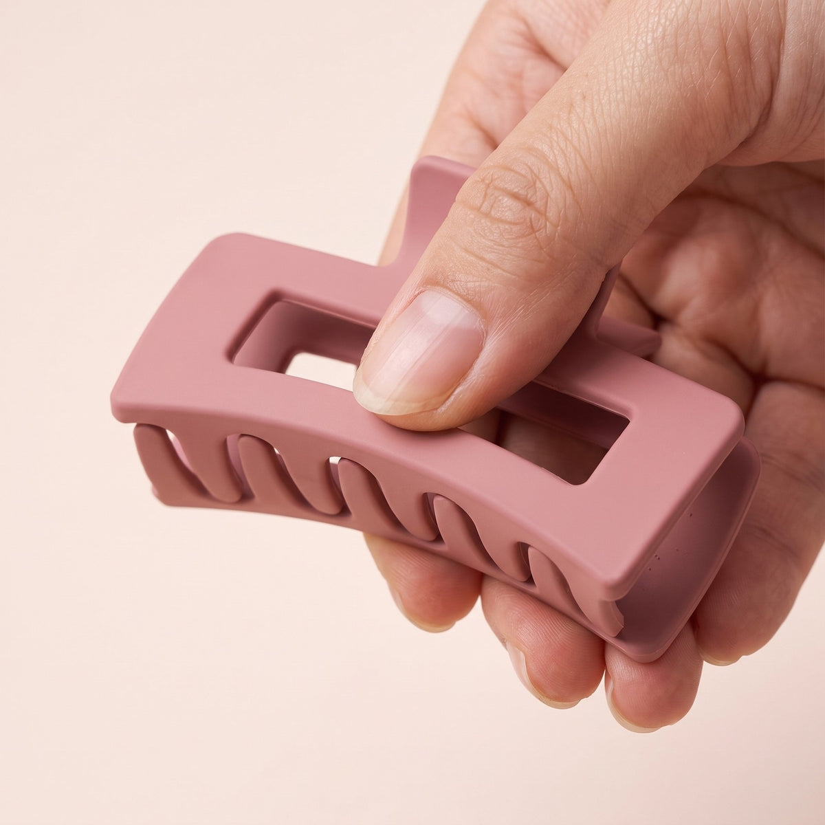 The soft, flexible teeth of the NAPPA claw clip