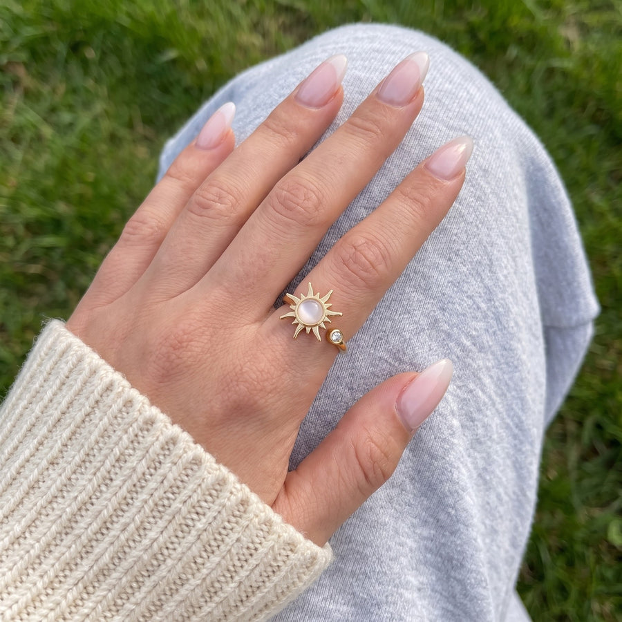 LUGNA Calm Ring Solis worn on the index finger